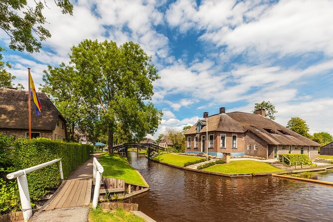 Giethoorn: Highlights Canal Cruise and Sightseeing Village - Why the boat cruise is the right first look at Giethoorn