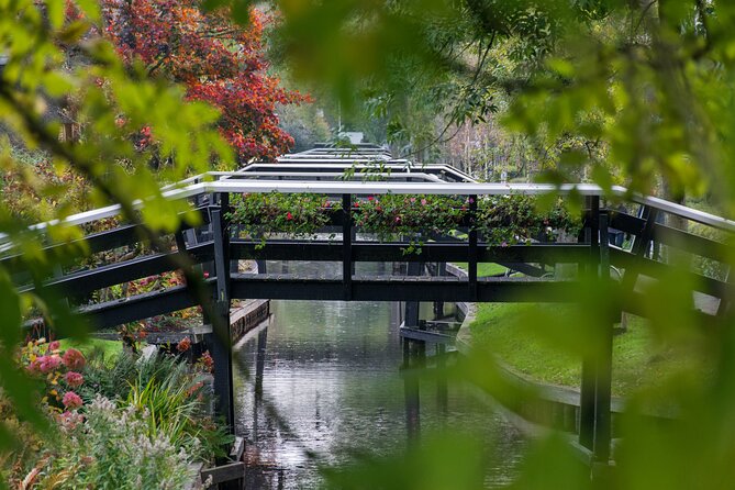 Giethoorn: Highlights Canal Cruise and Sightseeing Village - The free walking route through Binnenpad