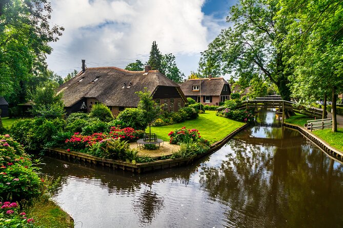 Giethoorn: Highlights Canal Cruise and Sightseeing Village - Doopsgezinde Gemeente, a modest church with local meaning