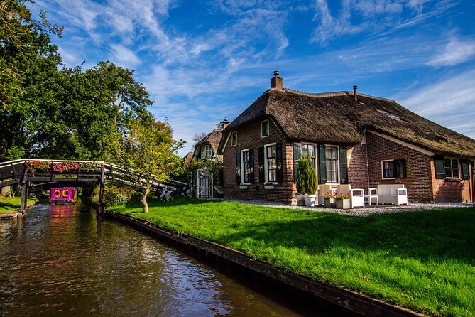 Giethoorn: Highlights Canal Cruise and Sightseeing Village - Grandcafé Fanfare and the village’s film connection