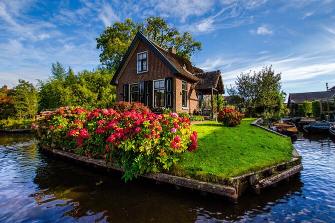 Giethoorn: Highlights Canal Cruise and Sightseeing Village - What the $16.28 price really covers