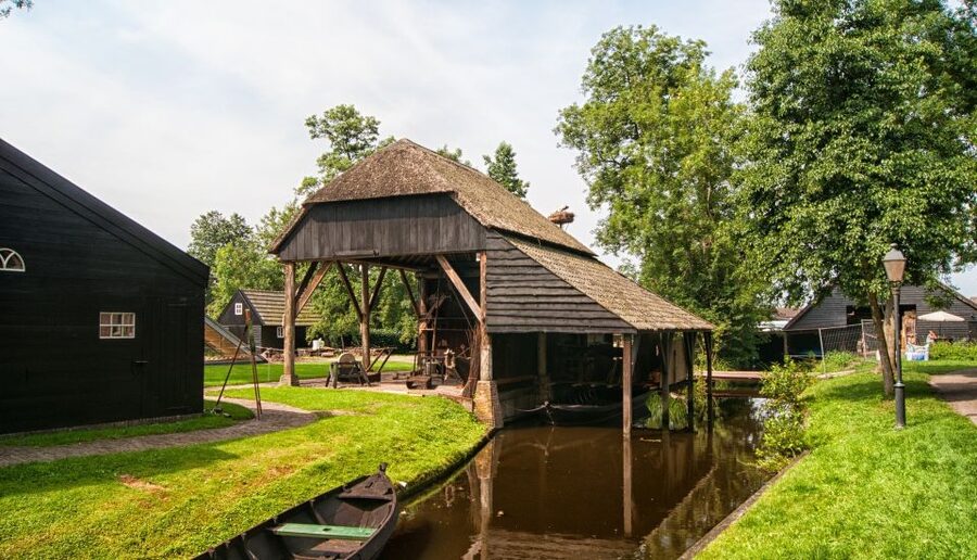 Giethoorn: Private Day Trip with Boat Tour from Amsterdam - Why Giethoorn feels different from Amsterdam