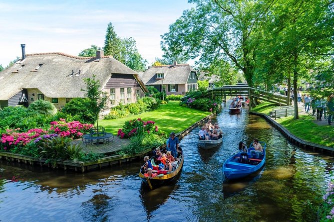 Giethoorn Private Tour & Boat Trip - A private ride from Amsterdam at 10:00 a.m.