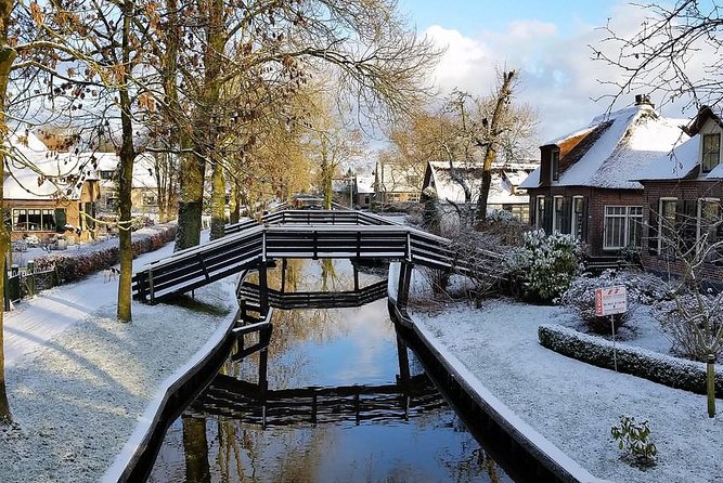 Giethoorn Private Tour Guide Giethoorn in luxury Jaguar S Type - Weather, comfort, and the six-to-seven-hour schedule