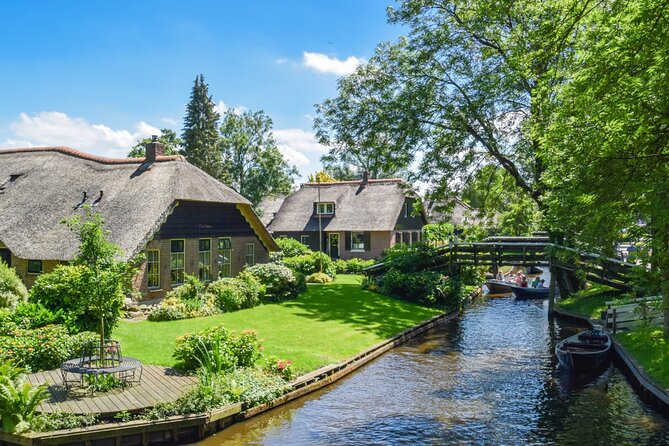 Giethoorn Private Tour with Cruise and Lunch from Amsterdam - Coffee, apple pie, and the first look at Giethoorn