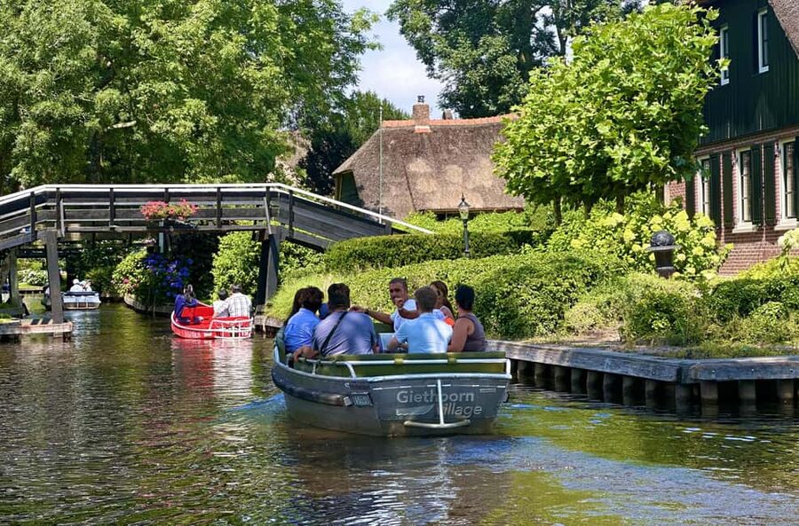 Giethoorn: Round trip from Amsterdam optional guided cruise - Booking details that matter