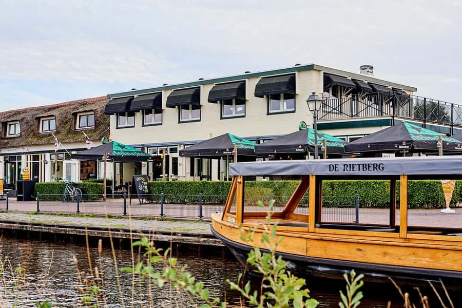 Giethoorn: Sightseeing Boat Tour - What the guide adds