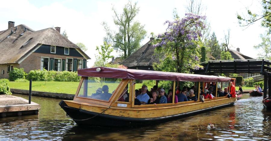 Giethoorn: Village & National Park Canal Cruise with Coffee - Why Giethoorn makes more sense from a boat
