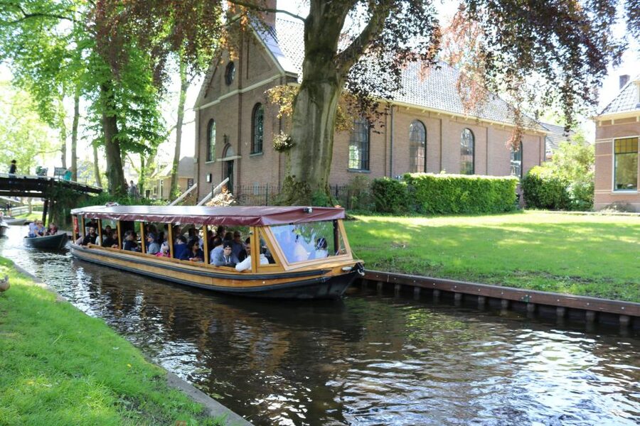 Giethoorn: Village & National Park Canal Cruise with Coffee - The first stretch through Giethoorn’s canals