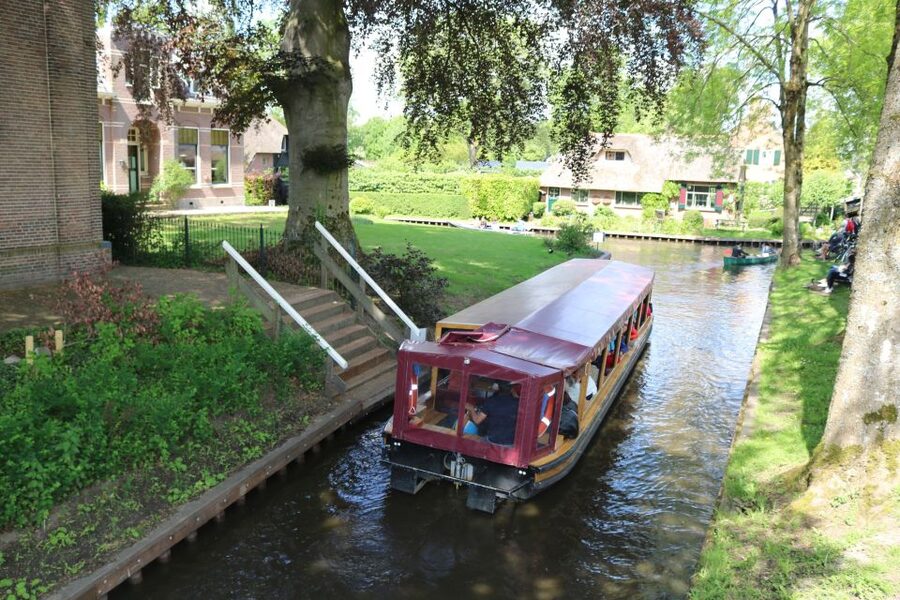 Giethoorn: Village & National Park Canal Cruise with Coffee - A hot drink while the village glides by