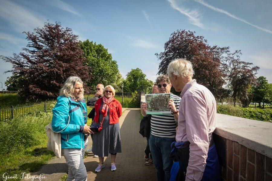 Gorinchem: Highlights Tour with local guide - Storehouses, herenhuizen, and small details
