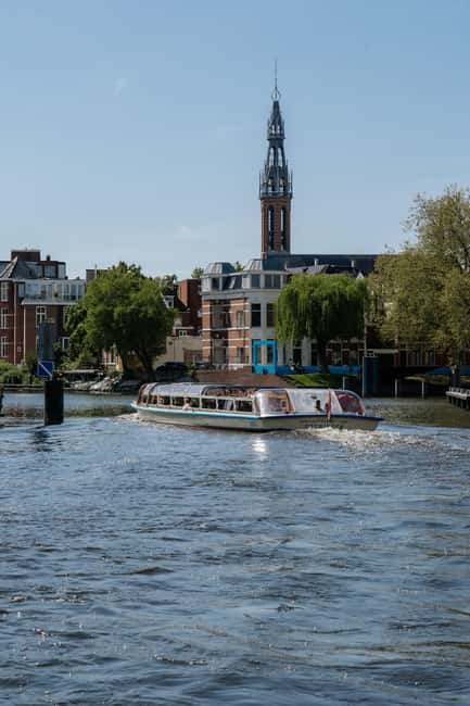 Groningen: City Canal Cruise - Drinks and snacks make the hour more relaxed