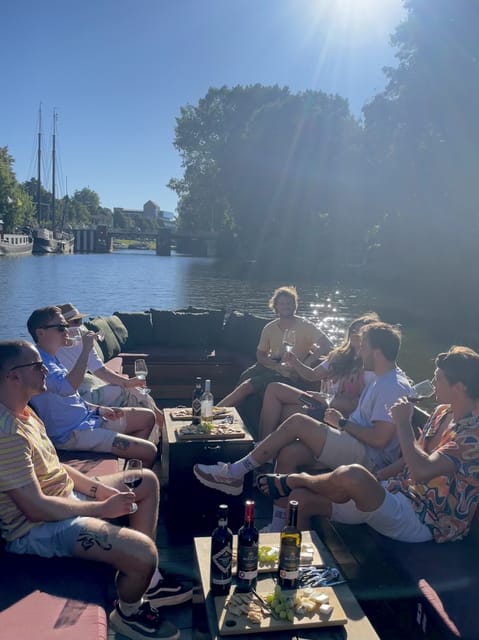 Groningen: Evening Cheese and Wine cruise - A gentle start through Groningen’s canals