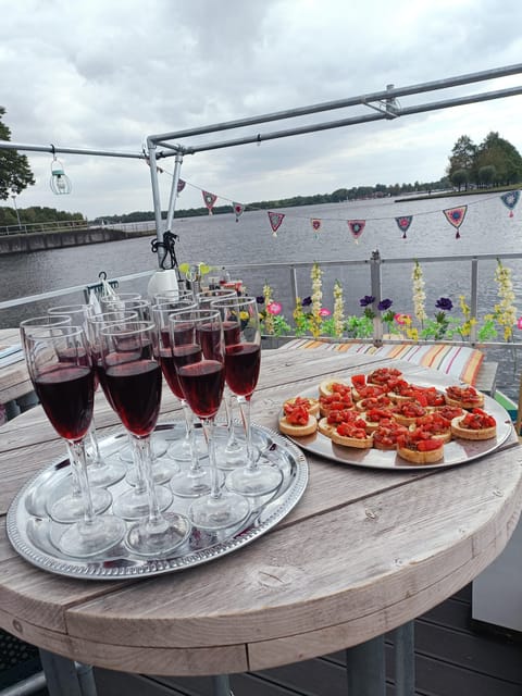 Groningen: Private Highlights BBQ with Drinks on the Lake - Music, decoration, and the feel of a celebration