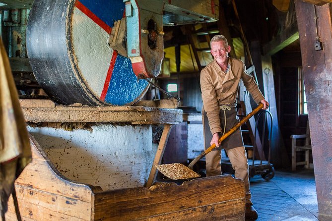 Guided Day Trip - Volendam, Zaanse Schans, Marken & Edam - Marken and the craft of wooden clogs