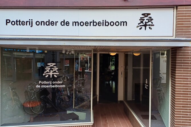 Guided Pottery Workshop on a Turntable in Choorstraat - Key points at a glance