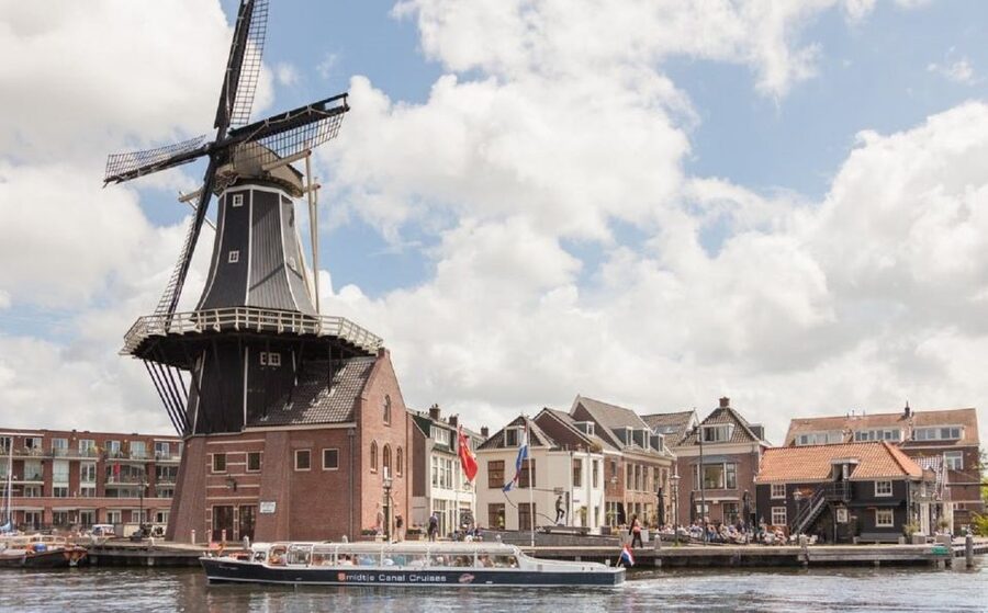 Haarlem: Dutch Windmill & Spaarne River Sightseeing Cruise - Following the Spaarne beyond the center