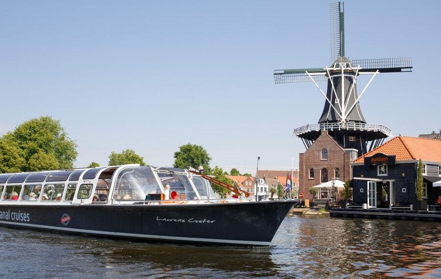 Haarlem: Dutch Windmill & Spaarne River Sightseeing Cruise - Amsterdamse Poort and the return to the boathouse
