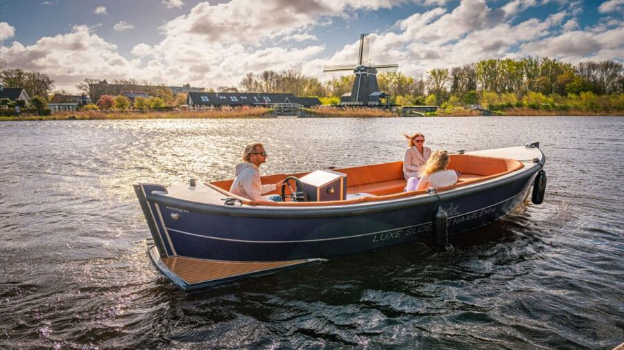Haarlem: Self-Drive Private Electric Boat Rental - Taking the controls for the first time