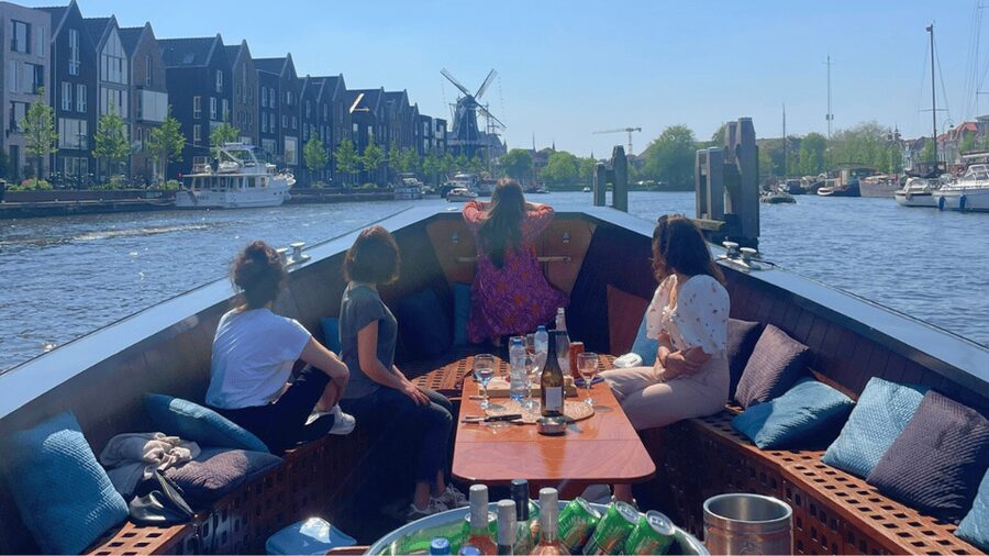 Haarlem: Sightseeing Boat Tour with Snacks and Drinks - What you eat and drink on the boat