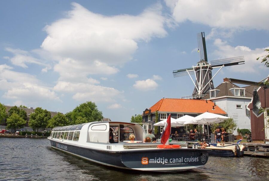 Haarlem: Sightseeing Canal Cruise through the City Center - Nieuwe Gracht and Haarlem’s quieter canal character