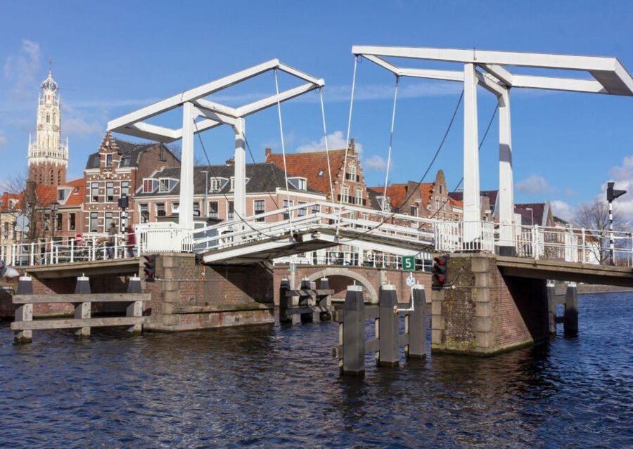 Haarlem: Sightseeing Canal Cruise through the City Center - Commentary, languages, and the sound of the motor