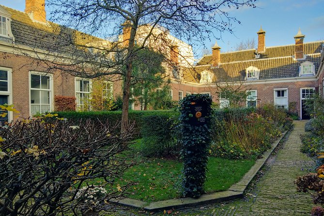 Haarlem Walking Tour. Unknown and Surprising - Proveniershof, a garden with several past lives