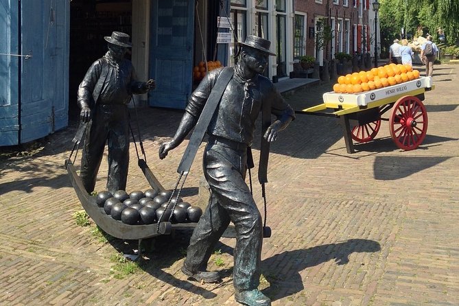 Half-Day Edam and Volendam Private Walking Tour from Amsterdam - A quiet hofje and the Dutch approach to housing