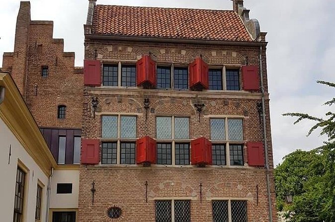 Hattem's Windmills, Bakeries and Ghosts: A Self-Guided Audio Tour - Reading Hattem from the market square