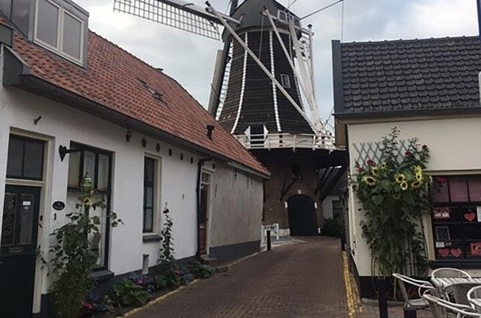 Hattem's Windmills, Bakeries and Ghosts: A Self-Guided Audio Tour - Entering the nearly thousand-year-old church