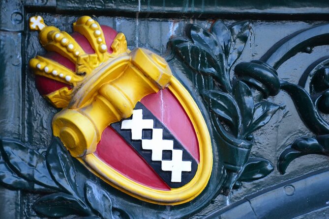 History & culture tour in Amsterdam with a local - The house on three canals and Amsterdam’s odd details
