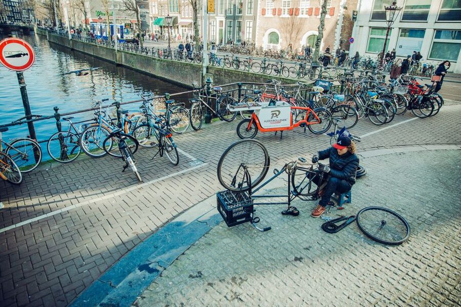 Humans of Amsterdam - Small group cultural walking tour - The Canal Belt, De Jordaan, and Dancing Houses