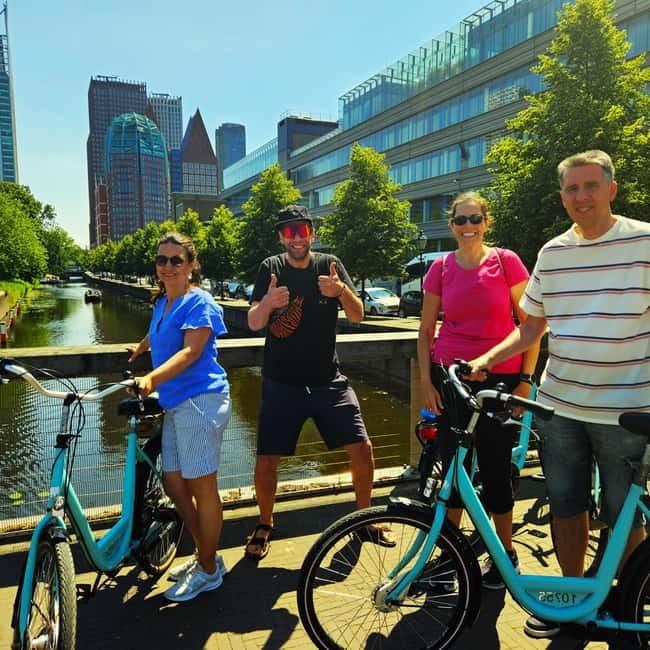 Interactive Safe 2,5hr Bike tour with Entertaining Guide - Key points at a glance