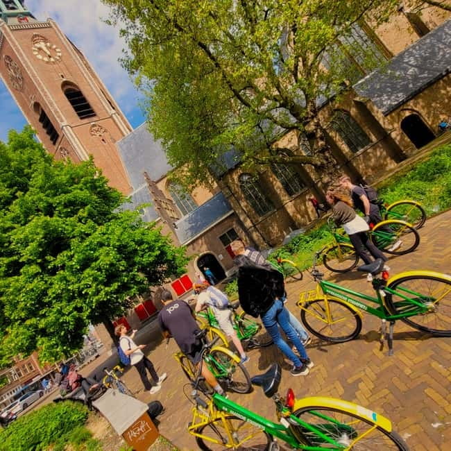 Interactive Safe 2,5hr Bike tour with Entertaining Guide - Noordeinde Palace and the royal side of town