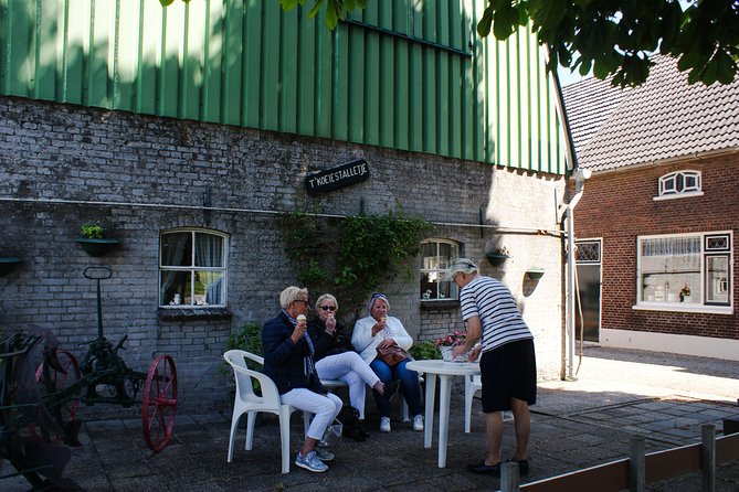 Kinderdijk Area Cycling Tour - Weather, clothing, and physical effort