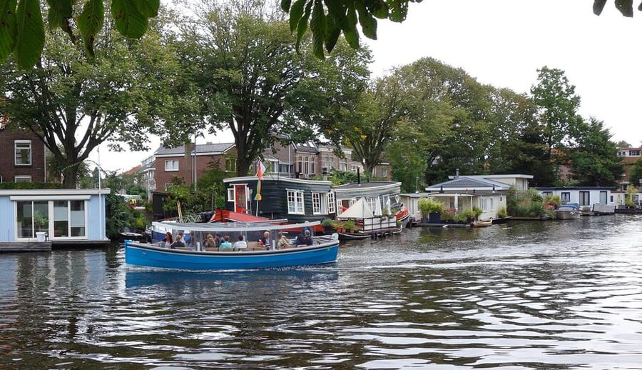Leiden: Cruise through the Historic City Center with Guide - Setting off on an electric boat