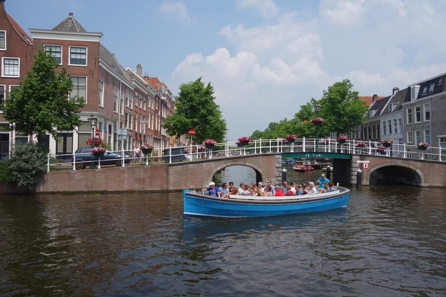 Leiden: Cruise through the Historic City Center with Guide - Stories from the skipper