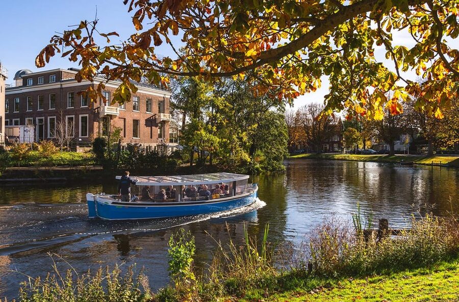 Leiden: Cruise through the Historic City Center with Guide - Boarding at Blauwpoortsbrug