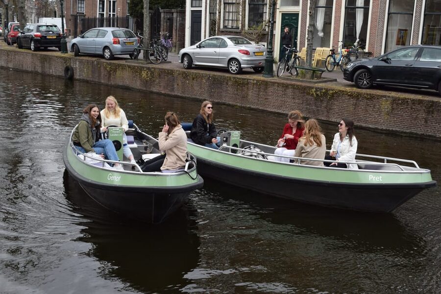 Leiden: Electric Boat Rental - Getting used to the electric boat