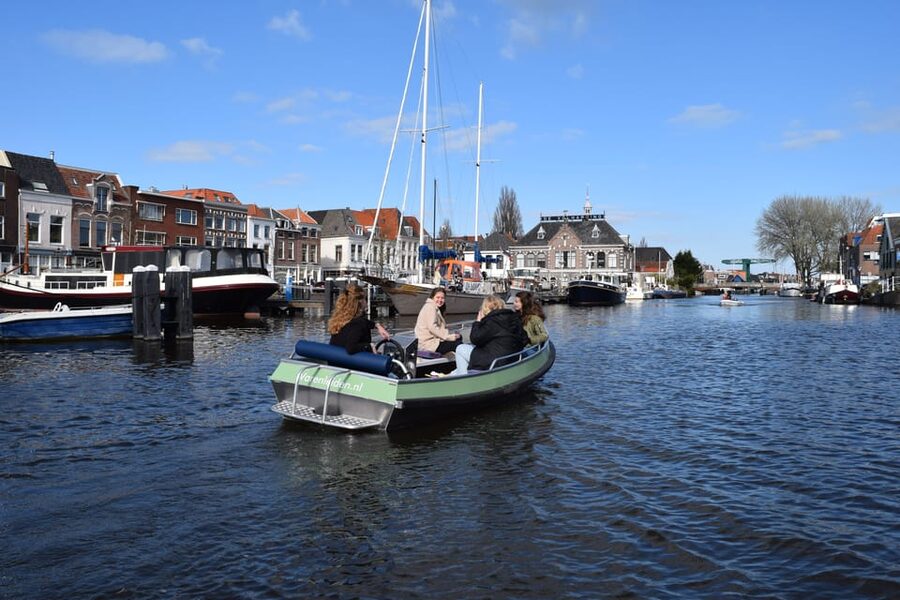 Leiden: Electric Boat Rental - Choosing your route through 88 canals