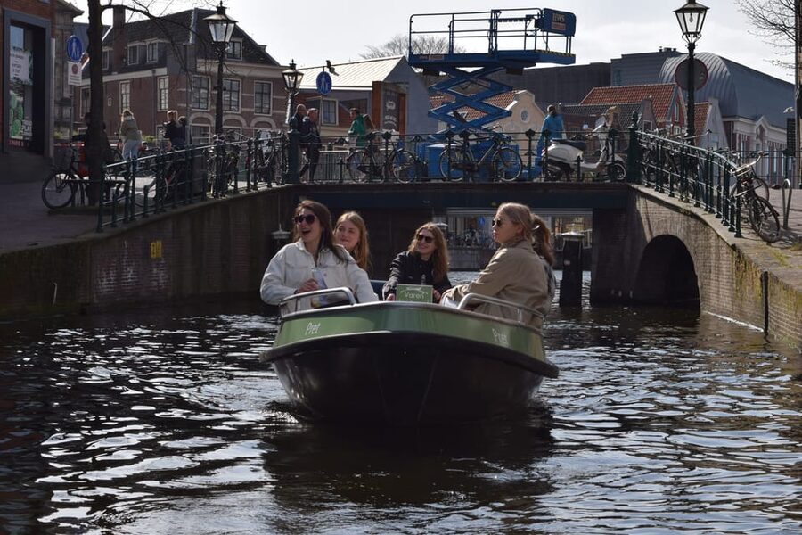 Leiden: Electric Boat Rental - How the boat compares with a guided cruise