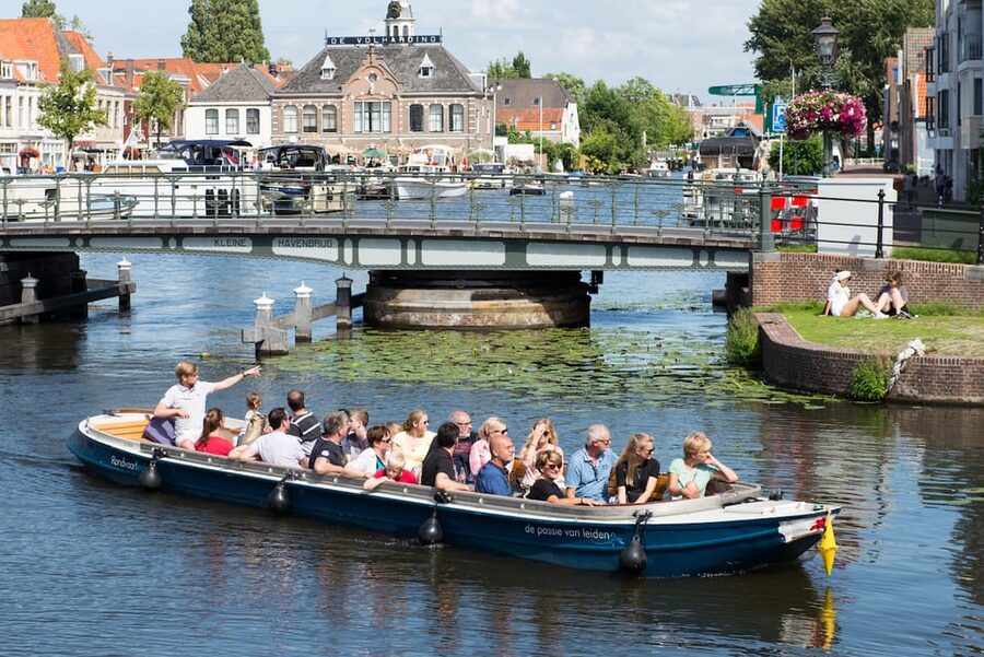 Leiden: Guided City Canal Cruise - Under 88 bridges and beside waterfront homes