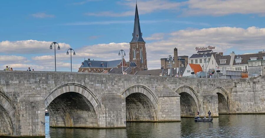 Maastricht: Day trip from Amsterdam with 3 country point - From Amsterdam Central Station to Vaals
