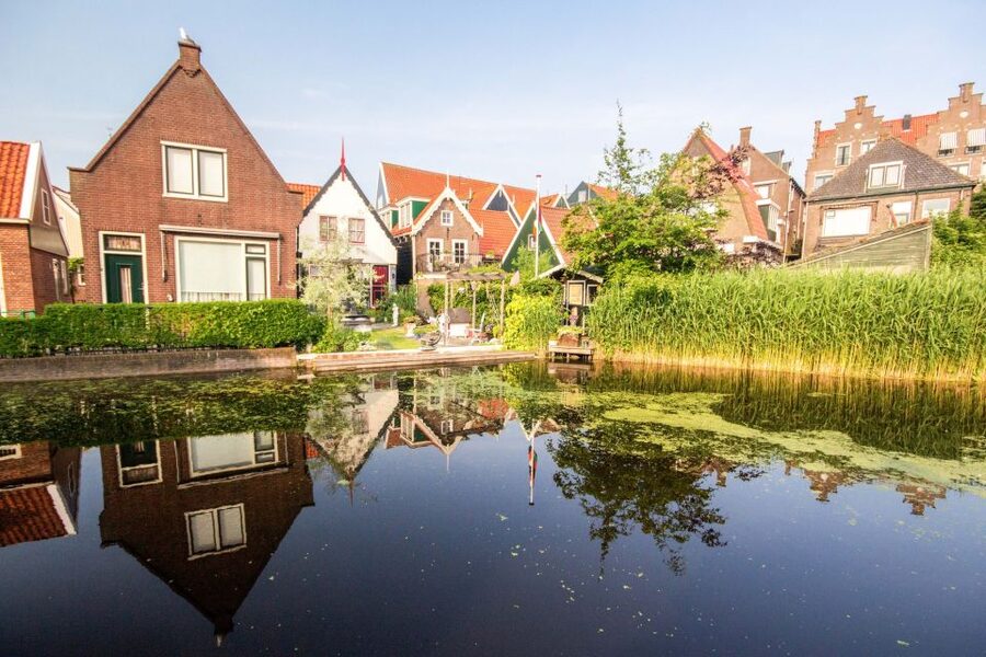 Marken, Volendam and Edam: Private Full-Day Tour - Volendam’s fish auction and souvenir streets