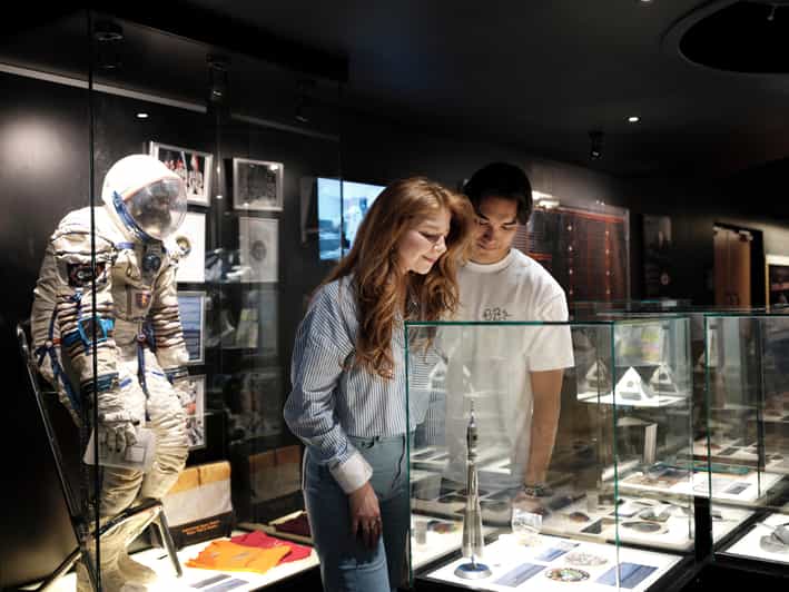 Noordwijk: Space Expo Entry Ticket - Touching a real meteorite