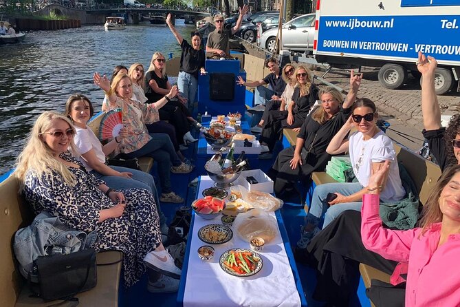 Open Dutch Boat! Silent electric drive. Nice cosy boat ride... - A quieter way to see Amsterdam’s canals