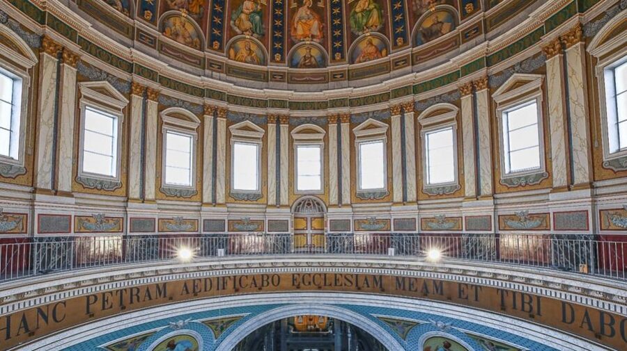 Oudenbosch: Tour at Basilica of the Holy Agatha and Barbara - Looking up at the painted dome