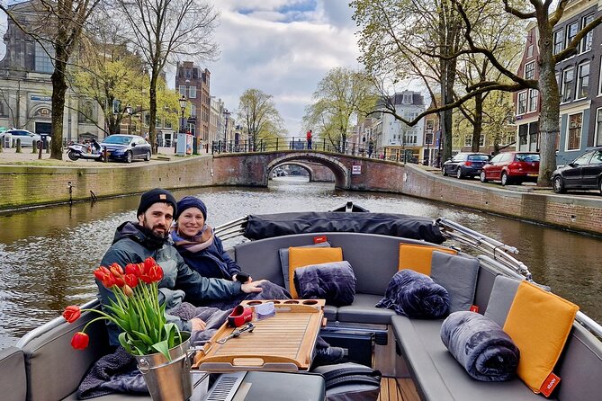 Private 90 Minute Amsterdam Canal Belt Exploration Cruise - Drinks, comfort, and weather planning