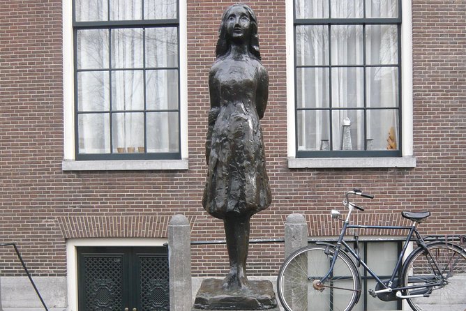 Private Amsterdam WW2 walking tour - Spinoza Monument and Amsterdam’s broader story