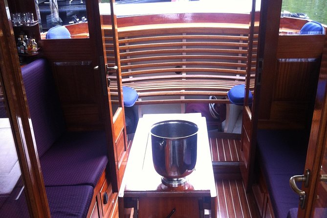 Private boat tour on a electric saloon boat - How much guiding should you expect?